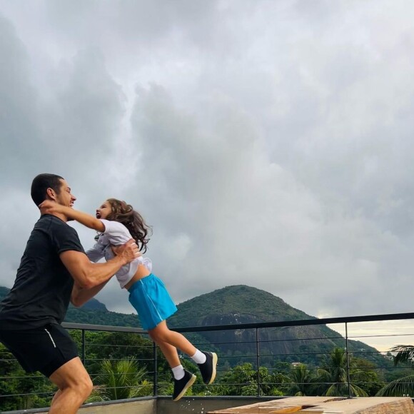 José Loreto e Débora Nascimento revezam a rotina intensa de trabalho com os cuidados com a filha