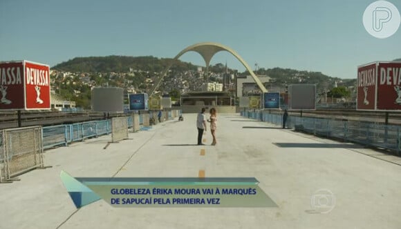 Erika ficou emocionada ao ver o famoso arco da passarela do samba carioca