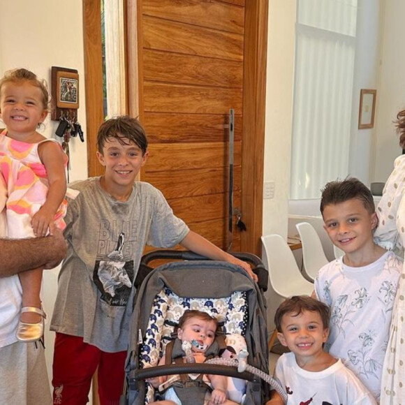 Letícia Cazarré compartilha detalhes da rotina com a filha nas redes sociais