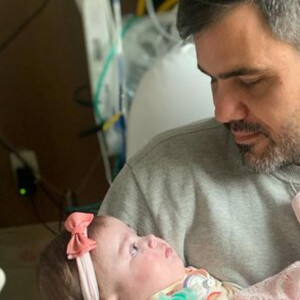 Juliano Cazarré fez relato emocionante a respeito da filha mais nova, Maria Guilhermina, de 8 meses, e submetida a pelo menos 4 operações