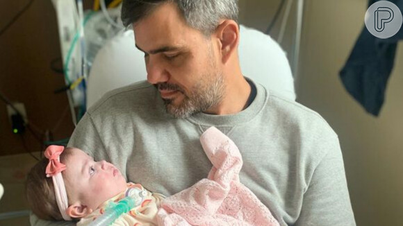 Juliano Cazarré fez relato emocionante a respeito da filha mais nova, Maria Guilhermina, de 8 meses, e submetida a pelo menos 4 operações
