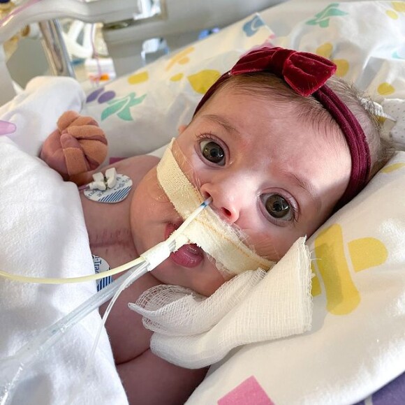 Filha caçula de Juliano Cazarré necessita de home care e aparelho que concentra oxigênio