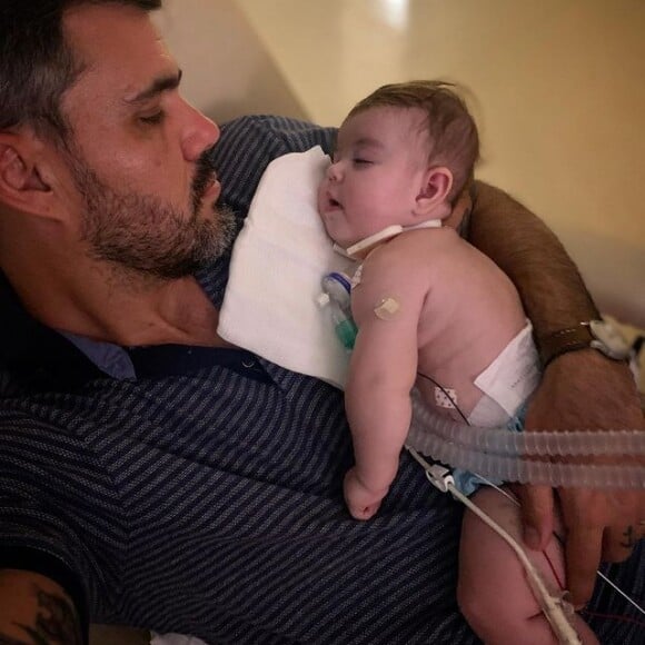 Juliano Cazarré com frequência reforça pedidos de orações para a filha mais nova, Maria Guilhermina