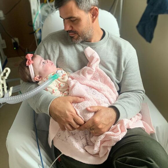 Juliano Cazarré posa com a filha mais nova, Maria Guilhermina, que já foi operada pelo menos 4 vezes