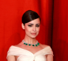 Sofia Carson no red carpet do Oscar 2023