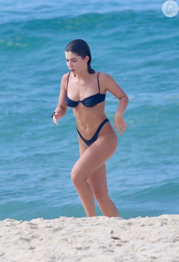 Jade Picon exibiu barriga tanquinho em mais um dia de praia