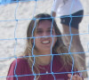 De biquíni, Jade Picon se jogou na areia em mais um de seus treinos de futevôlei
