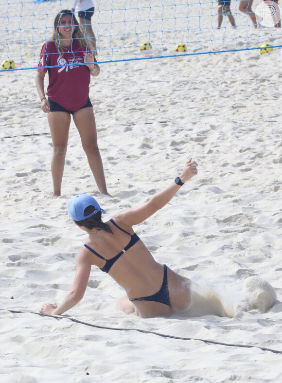 De biquíni, Jade Picon se jogou na areia em mais um de seus treinos de futevôlei