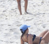 Jade Picon caiu na areia durante uma jogada de seu treino de futevôlei