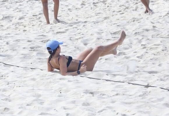 Jade Picon caiu na areia durante uma jogada de seu treino de futevôlei