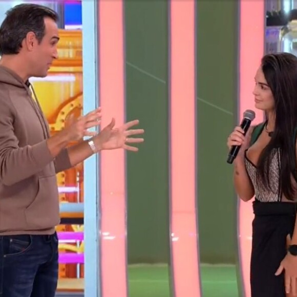 BBB 23: Eliminada, Larissa foi recebida por Tadeu Schmidt nos estúdios Globo