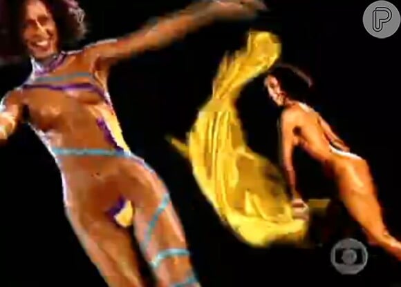 Valéria Valenssa dançou com tecidos que mudavam de cor no Carnaval Globeleza de 1999