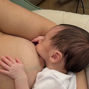 Claudia Raia mostrou que o bebê dorme aconchegado em seu seio após a amamentação