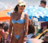Flávia Alessandra se divertiu com amigos na praia