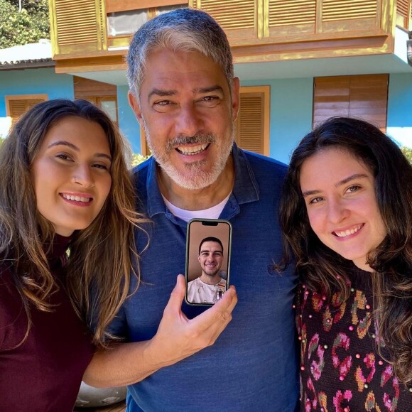 William Bonner é pai de Bia Bonemer, Laura e Vinicius. Os trigêmeos são frutos de seu antigo casamento com a jornalista Fátima Bernardes