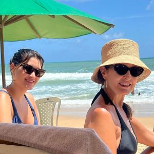Fátima Bernardes mostra momento de descanso na praia ao lado da filha, Bia Bonemer