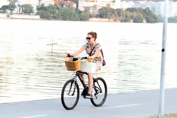 Leandra Leal, da novela 'Império', escolhe look estiloso para andar de bicicleta no Rio de Janeiro
