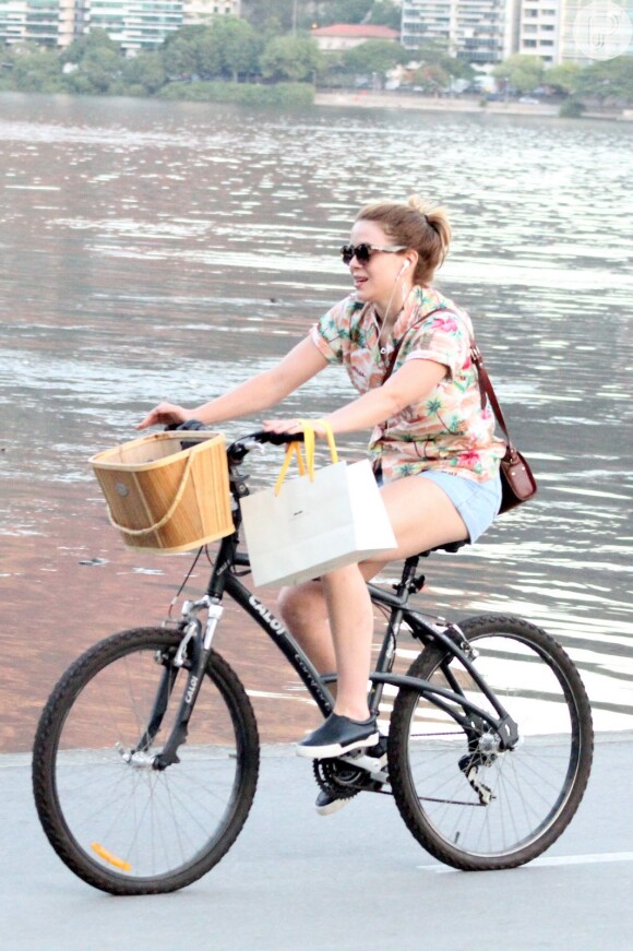 Leandra Leal, da novela 'Império', escolhe look estiloso para andar de bicicleta no Rio de Janeiro, nesta quinta-feira, 8 de janeiro de 2015