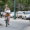 Leandra Leal, da novela 'Império', escolhe look estiloso para andar de bicicleta no Rio de Janeiro