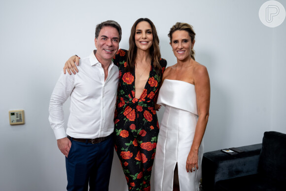 Ivete Sangalo posa com o casal de empresários Karla e Marcelo Felmanas, que celebraram bodas de prata em São Paulo