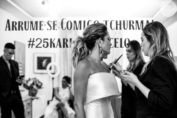A empresária Karla Marques Felmanas trocou de vestido para aproveitar a festa de bodas de casamento