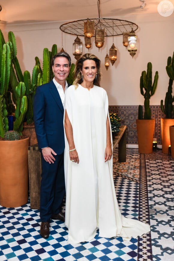 A empresária Karla Marques Felmanas usou vestido longo Valentino nas bodas de casamento