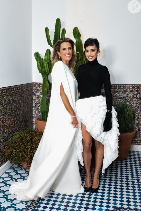 Karla Marques Felmanas posa com Livia Nunes em festa de 25 de casamento com Marcelo Felmanas