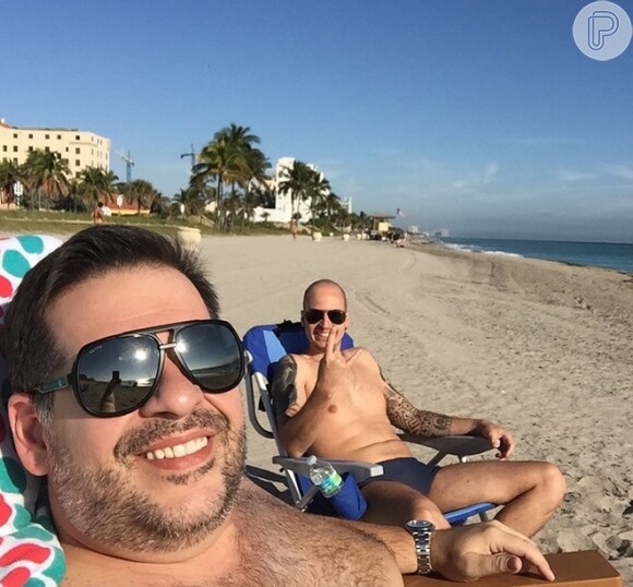 Leandro Hassum toma sol em Miami, Estados Unidos, com amigo