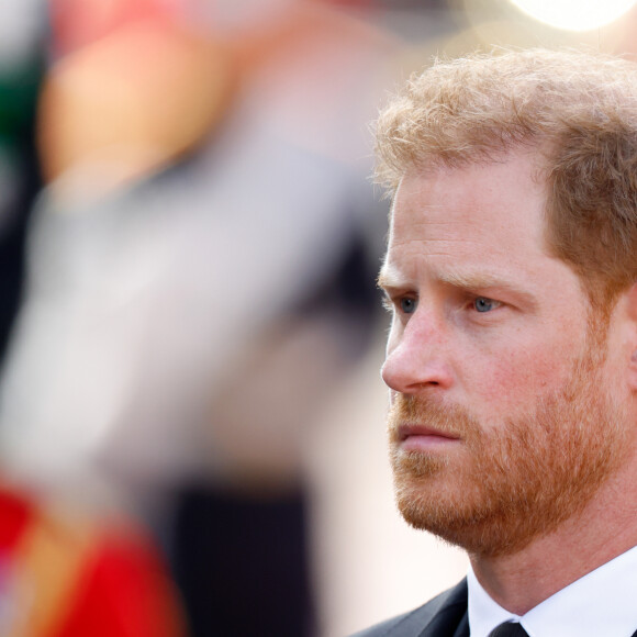 Príncipe Harry seguiu o discurso relembrando o histórico de seus familiares: 'Não importava que meu pai, um divorciado, estava casado com uma divorciada'