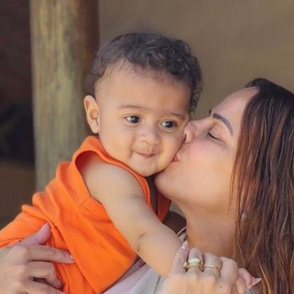 Viviane Araújo comemora 48 anos ao lado da família