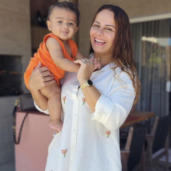 Viviane Araújo publicou fotos ao lado do filho nas redes sociais