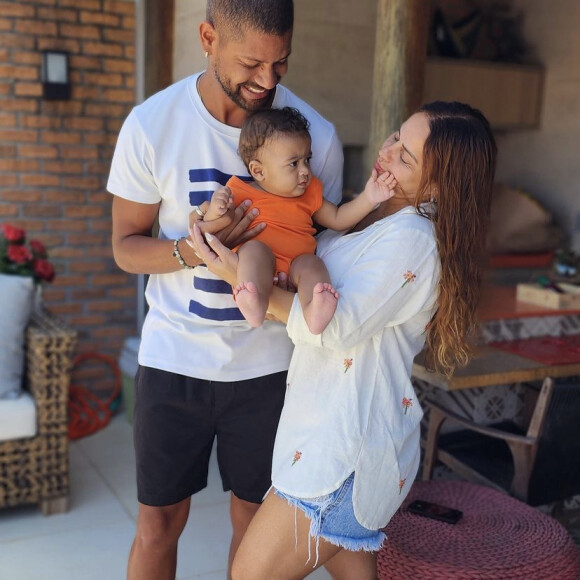 Viviane Araújo também apareceu esbanjando feliciade ao lado do marido