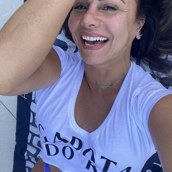 Viviane Araújo estácompletndo 48 anos