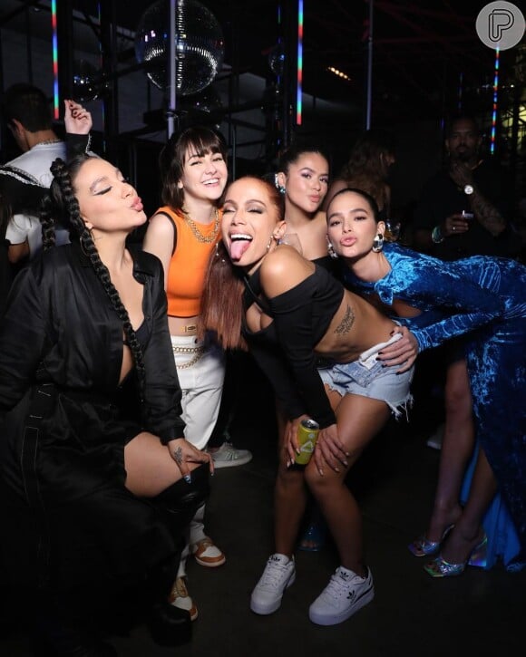 Klara Castanho curtiu a festa de Anitta ao lado de Bruna Marquezine, Maisa Silva e Priscilla Alcantara