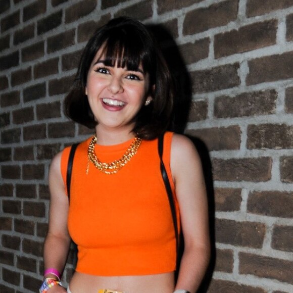 Klara Castanho usa look confortável para curtir aniversário de Anitta em São Paulo