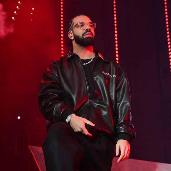 Drake teria desistido de vez do show após assistir à apresentação de Billie Eilish