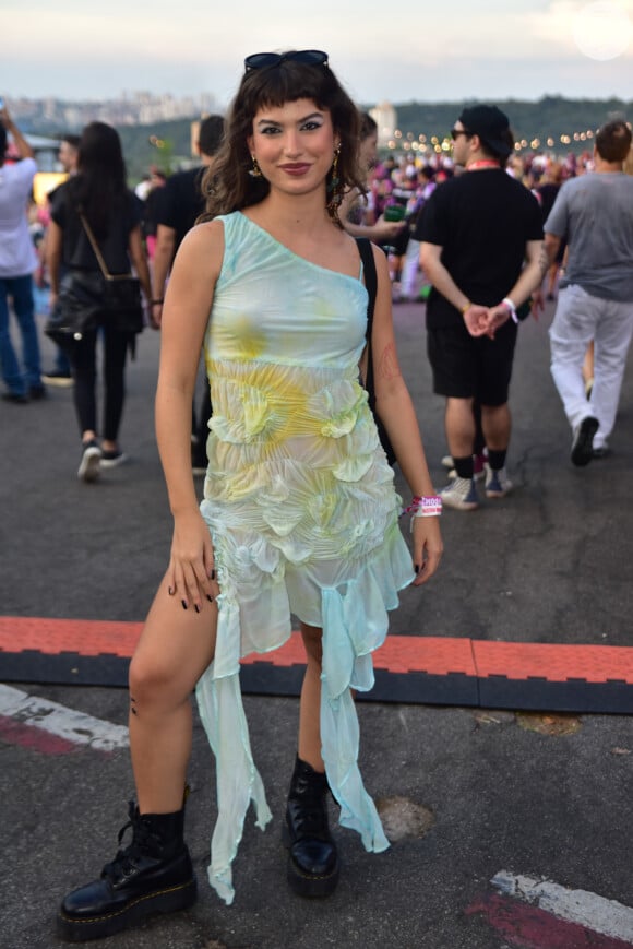 Vestido no Lollapalooza: Giovanna Grigio escolheu peça fluida em azul suave