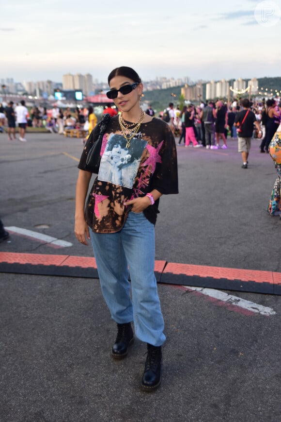 A t-shirt oversized é uma das tendências no Lollapalooza: Daphne Bozanski escolheu look descolado com essa peça
