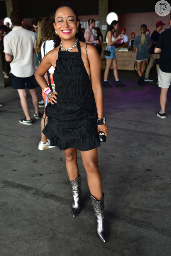 Vestido preto e com drapeados foi combinado à bota western por Aretha Oliveira no Lollapalooza