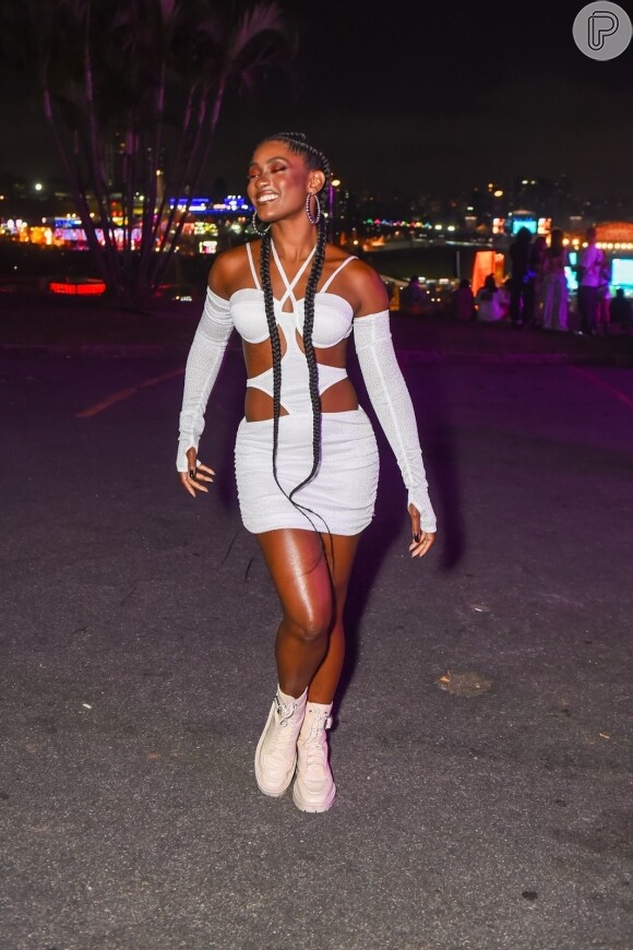 Recortes em vestido de Erika Januza deixaram look da atriz no Lollapalooza mais descontraído e sexy