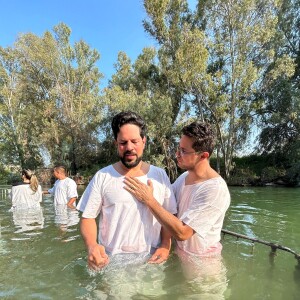 Biah Rodrigues e Sorocaba se mostraram bastante emocionados durante viagem