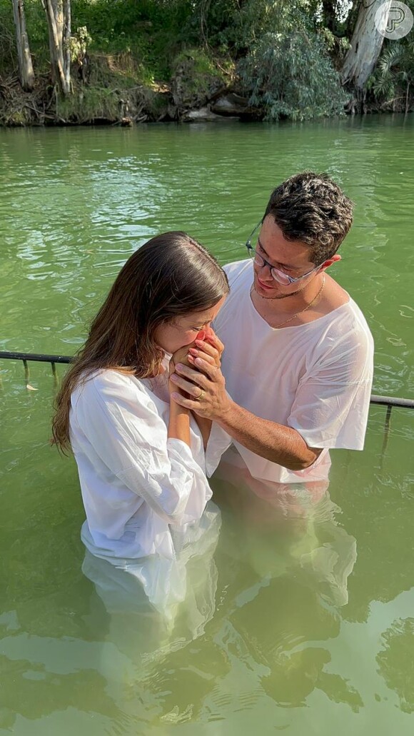 Biah Rodrigues e Sorocaba se batizam em Rio Jordão, em Israel