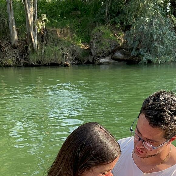 Biah Rodrigues e Sorocaba se batizam em Rio Jordão, em Israel