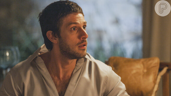 Gil (Rafael Losso) aconselha Ari (Chay Suede) a ficar um tempo escondido, na novela 'Travessia'