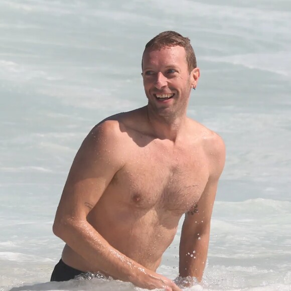 Chris Martin no Brasil: vocalista do Coldplay foi fotografado curtindo uma praia no Rio de Janeiro