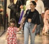 Tatá Werneck passeou com a filha, Clara Maria, em um shopping do Rio
