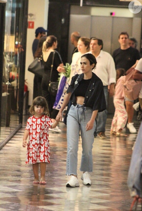 Tatá Werneck passeou com a filha, Clara Maria, em um shopping do Rio