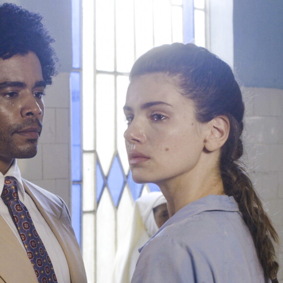 Marê (Camila Queiroz) e Orlando (Diogo Almeida) viajam com Júlio (Daniel Rangel) para investigarem Gilda (Mariana Ximenes), na novela'Amor Perfeito'