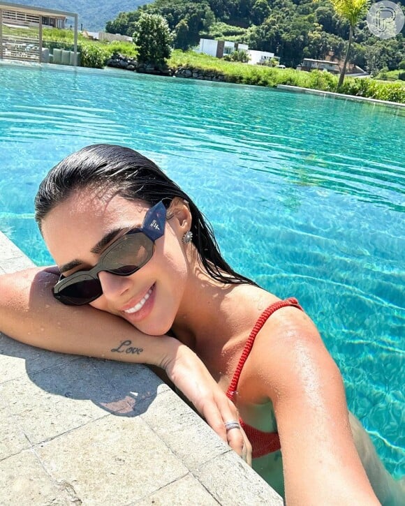 Bruna Biancardi publicou uma foto curtindo um dia de piscina