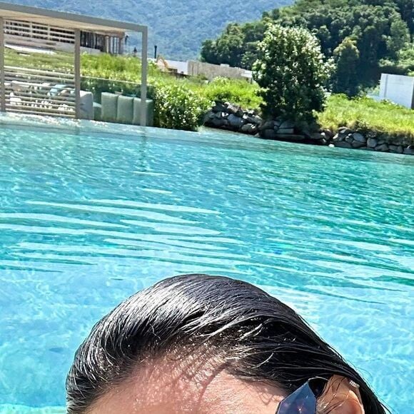 Bruna Biancardi publicou uma foto curtindo um dia de piscina